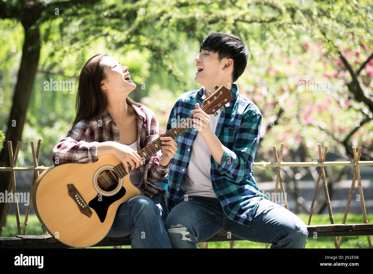 Junges Paar Gitarre spielen Stockfoto