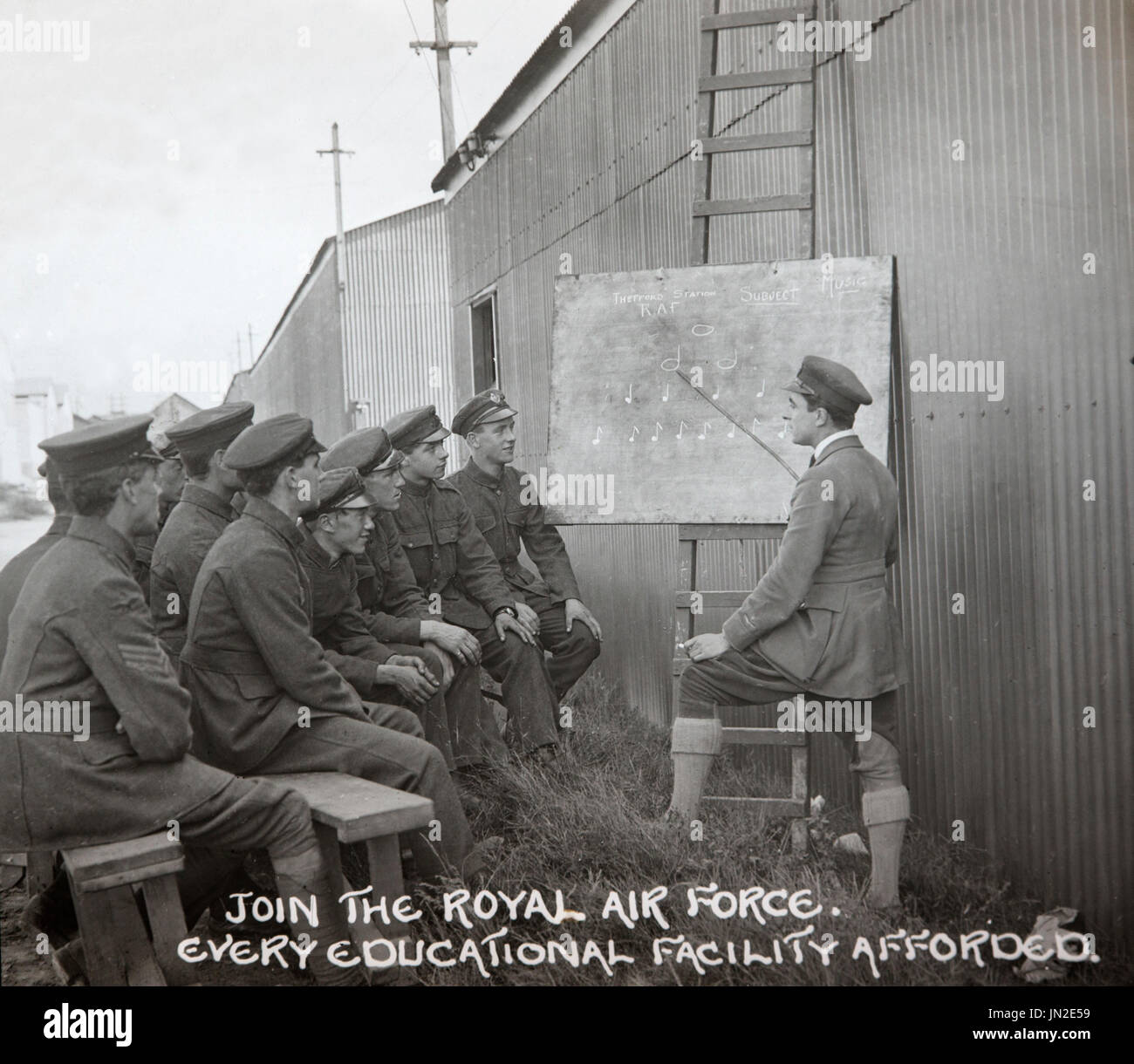 Bild beschriftet "Join The Royal Air Force. Jede Bildungseinrichtung gewährt ". Ein Bild für die Rekrutierung von Menschen in der britischen Royal Air Force während des frühen Teils des 20. Jahrhunderts entwickelt. Aufgenommen im RAF Thetford in Norfolk. Stockfoto