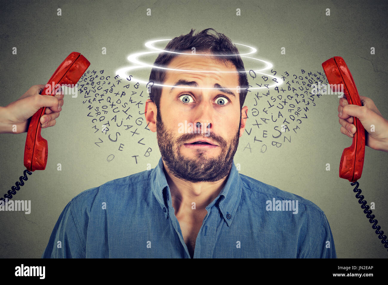 Kopf dreht sich. Angst der Mensch gestresst und nervös auf allzu viele verärgerte Anrufe auf dem Telefon erstaunt Stockfoto