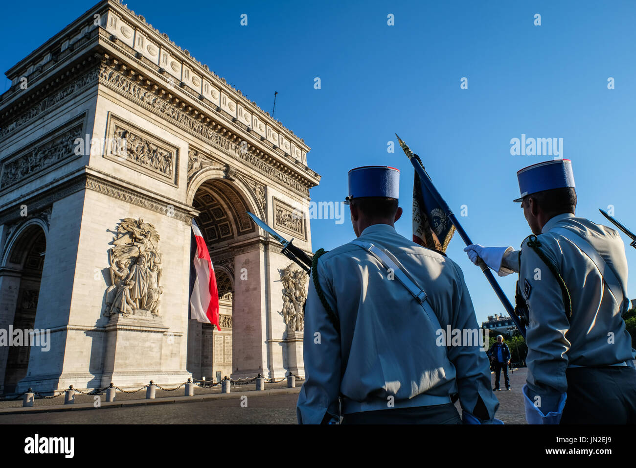 Während der Tag der Bastille in Paris französische und amerikanische Soldaten geht auf den Champs Elysées für den Nationalfeiertag (14. Juli 1789). Donald Trump und Emmanuel Macron führen die Zeremonie. Paris - Frankreich - Juli 2017. Pendelleuchte le statisch du 14 Juillet Avec Les Soldats Français et Américains. Donald Trump et Emmanuel Macron Étaient présents à la Cérémonie. Paris - Frankreich - Juillet 2017. Stockfoto