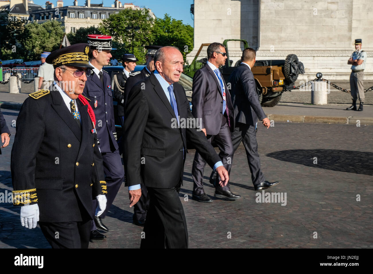 Während der Tag der Bastille in Paris französische und amerikanische Soldaten geht auf den Champs Elysées für den Nationalfeiertag (14. Juli 1789). Donald Trump und Emmanuel Macron führen die Zeremonie. Paris - Frankreich - Juli 2017. Pendelleuchte le statisch du 14 Juillet Avec Les Soldats Français et Américains. Donald Trump et Emmanuel Macron Étaient présents à la Cérémonie. Paris - Frankreich - Juillet 2017. Stockfoto
