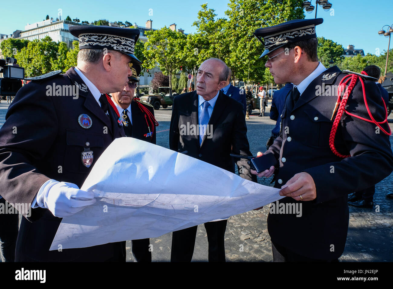Während der Tag der Bastille in Paris französische und amerikanische Soldaten geht auf den Champs Elysées für den Nationalfeiertag (14. Juli 1789). Donald Trump und Emmanuel Macron führen die Zeremonie. Paris - Frankreich - Juli 2017. Pendelleuchte le statisch du 14 Juillet Avec Les Soldats Français et Américains. Donald Trump et Emmanuel Macron Étaient présents à la Cérémonie. Paris - Frankreich - Juillet 2017. Stockfoto