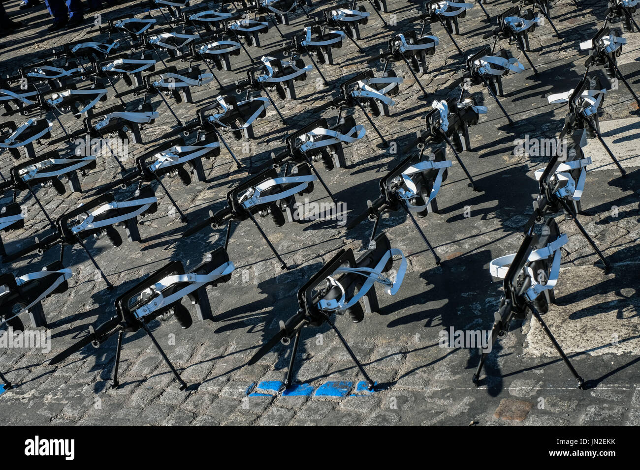 Während der Tag der Bastille in Paris französische und amerikanische Soldaten geht auf den Champs Elysées für den Nationalfeiertag (14. Juli 1789). Donald Trump und Emmanuel Macron führen die Zeremonie. Paris - Frankreich - Juli 2017. Pendelleuchte le statisch du 14 Juillet Avec Les Soldats Français et Américains. Donald Trump et Emmanuel Macron Étaient présents à la Cérémonie. Paris - Frankreich - Juillet 2017. Stockfoto