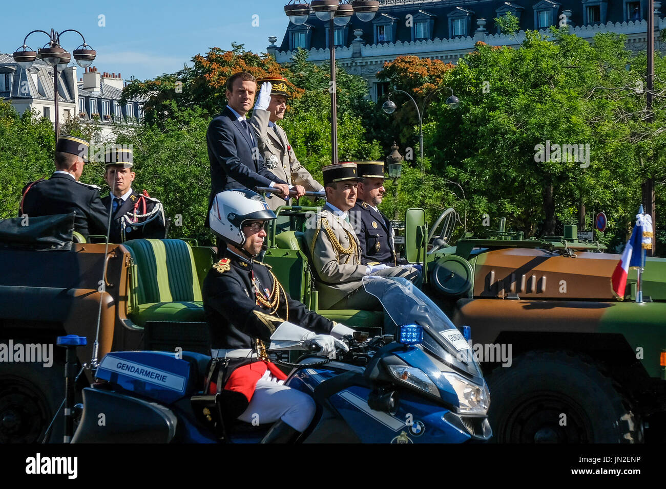 Während der Tag der Bastille in Paris französische und amerikanische Soldaten geht auf den Champs Elysées für den Nationalfeiertag (14. Juli 1789). Donald Trump und Emmanuel Macron führen die Zeremonie. Paris - Frankreich - Juli 2017. Pendelleuchte le statisch du 14 Juillet Avec Les Soldats Français et Américains. Donald Trump et Emmanuel Macron Étaient présents à la Cérémonie. Paris - Frankreich - Juillet 2017. Stockfoto