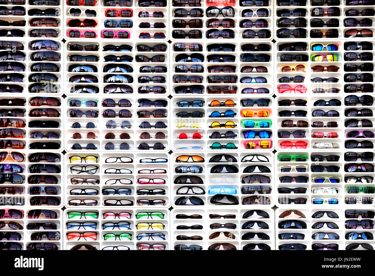 Viele verschiedene Sonnenbrillen im shop Stockfoto