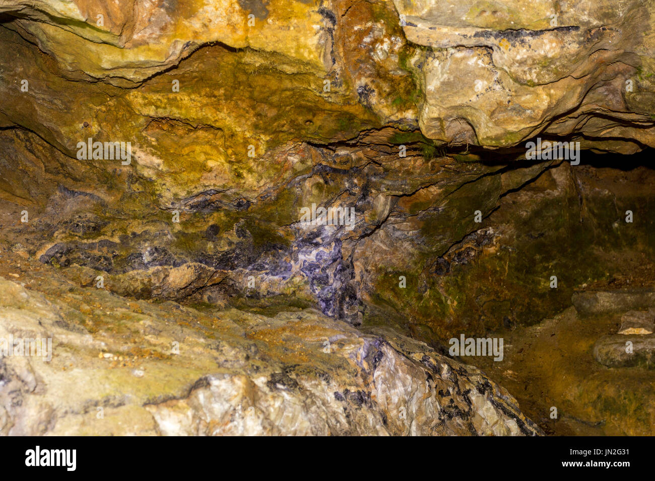 Eine Vene aus dem Mineral Blue John unterliegt in den Wänden der blaue John Höhle, nr Castleton, Peak District, Derbyshire, England, UK Stockfoto