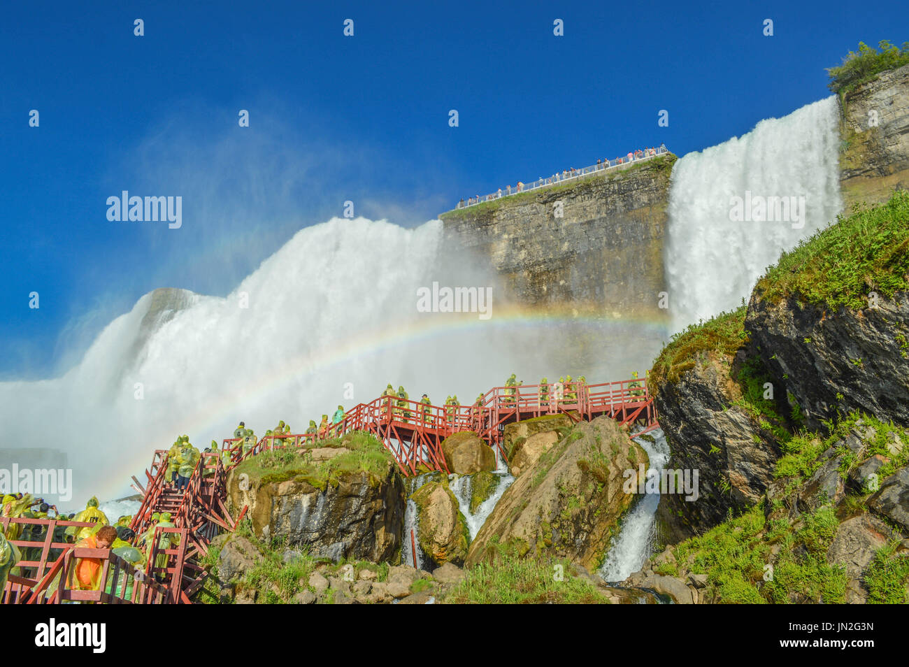 "Himmel auf Erden." Regenbogen intensivieren die Schönheit des amerikanischen Wasserfälle bei Hurricane Deck - Höhle der Winde, Niagara Falls, NY. Stockfoto
