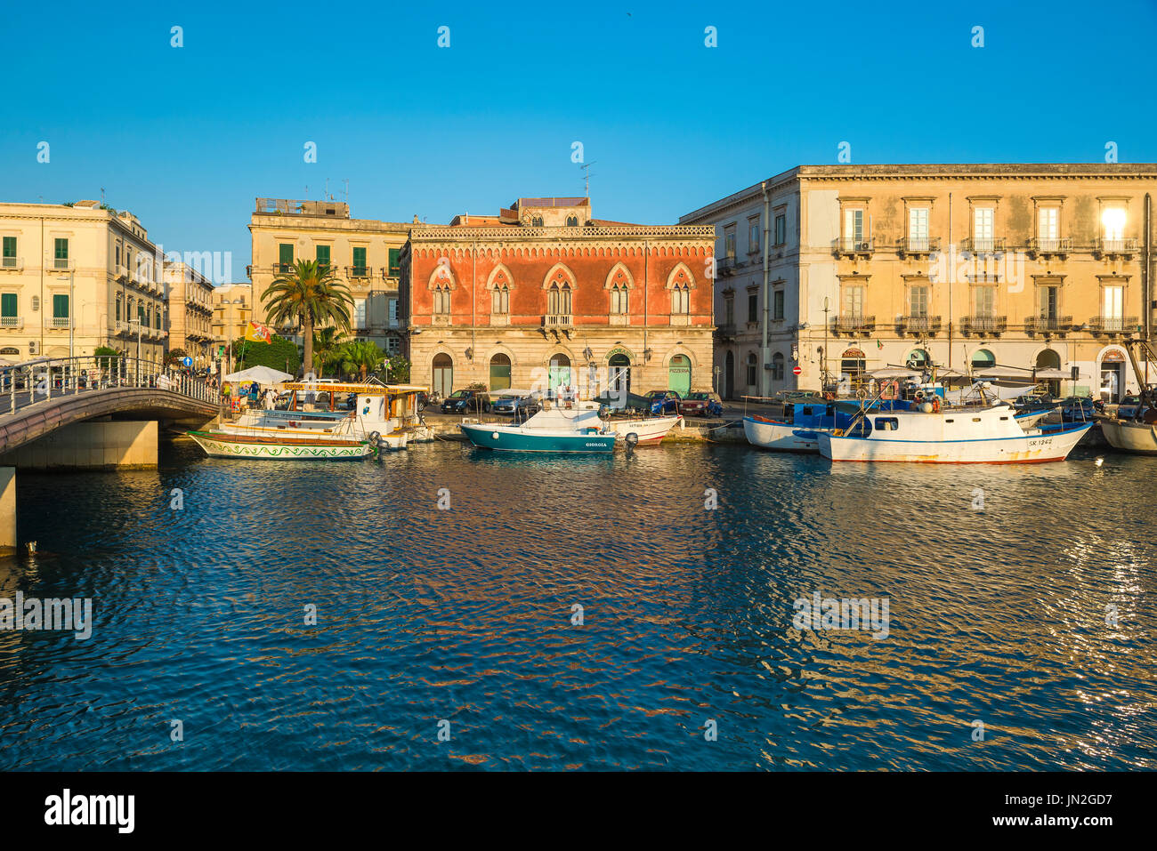 Ortigia Sizilien Hafen, Blick auf die historische Renaissance Palazzo Lucchetti und der Darsena Kanal trennen Syrakus von der Insel Ortigia, Sizilien Stockfoto