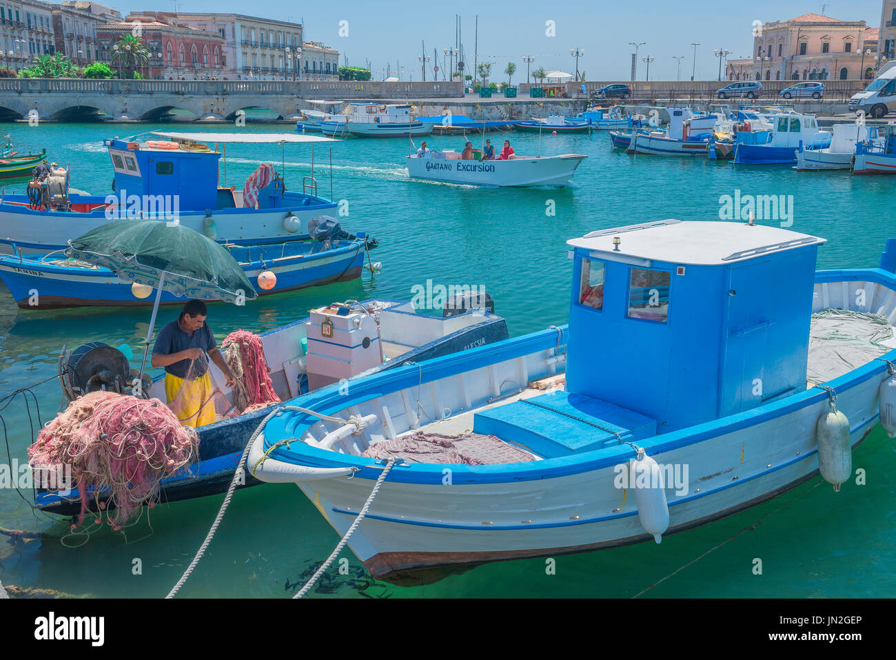 Sizilien Fischerboote, Blick im Sommer der bunten Fischerboote im Hafen bei Syracuse Siracusa, Sizilien festgemacht. Stockfoto