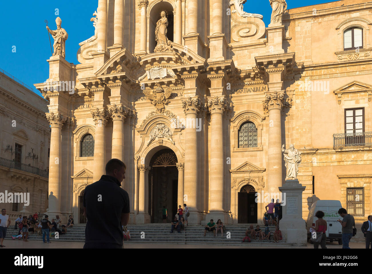 Sizilien barocke Kathedrale, Blick bei Sonnenuntergang auf die historische barocke Fassade der Kathedrale (Duomo) in Ortigia, Syrakus, Sizilien. Stockfoto