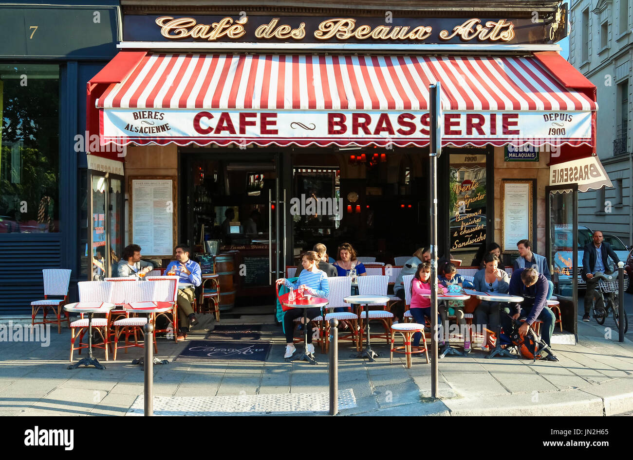Das Cafe des Beaux Arts ist eine typische Brasserie Paris, Paris, Frankreich. Stockfoto