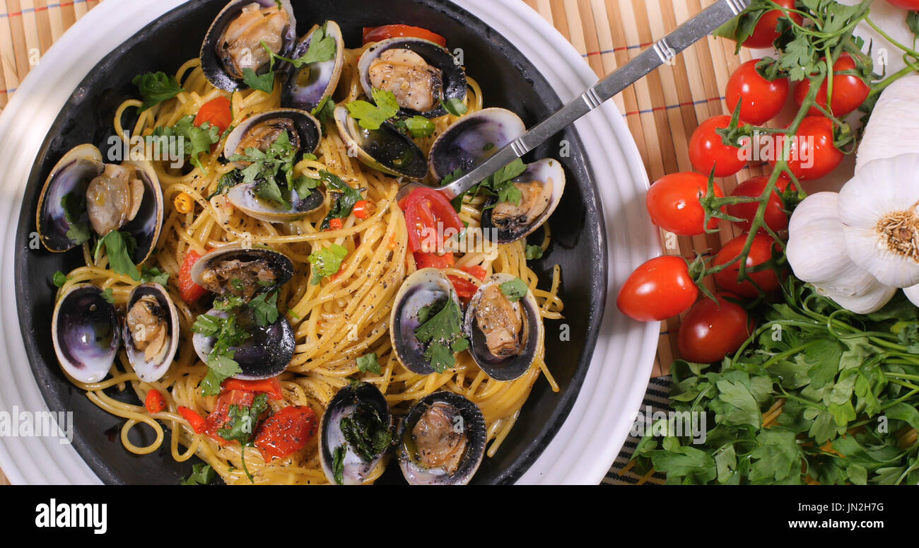 Top-down-Ansicht der köstliche italienische Spaghetti Alle Vongole (Venusmuscheln) Stockfoto