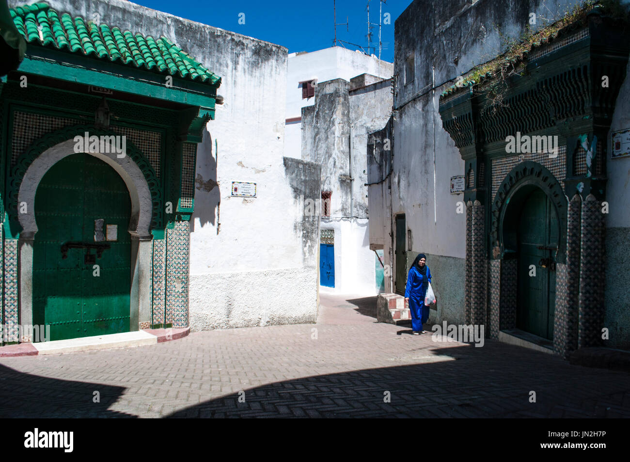 Marokko, Nordafrika: eine muslimische Frau zu Fuß in der Nähe der Moschee im Ort Aissawa, Aissawa-Platz, im Bereich "Medina" von der alten Stadt Tanger Stockfoto