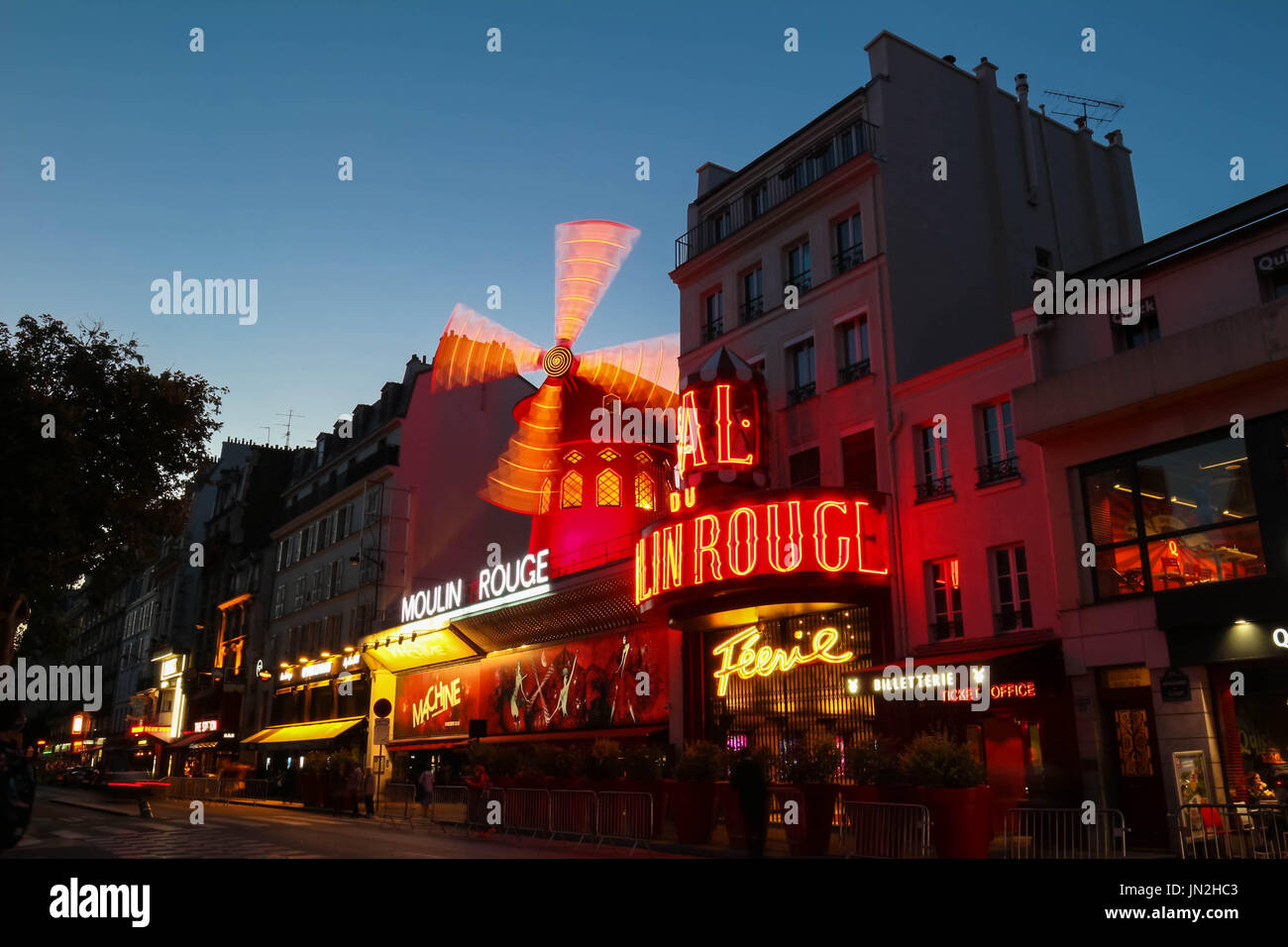 Das Kabarett berühmten Moulin Rouge in der Nacht, Gegend von Montmartre, Paris, Frankreich. Stockfoto