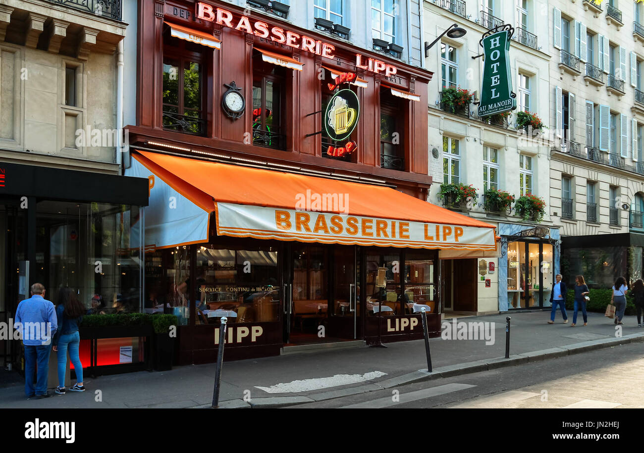Die Brasserie Lipp ist eine berühmte Einrichtung auf dem Boulevard Saint-Germain in Paris, Frankreich. Stockfoto