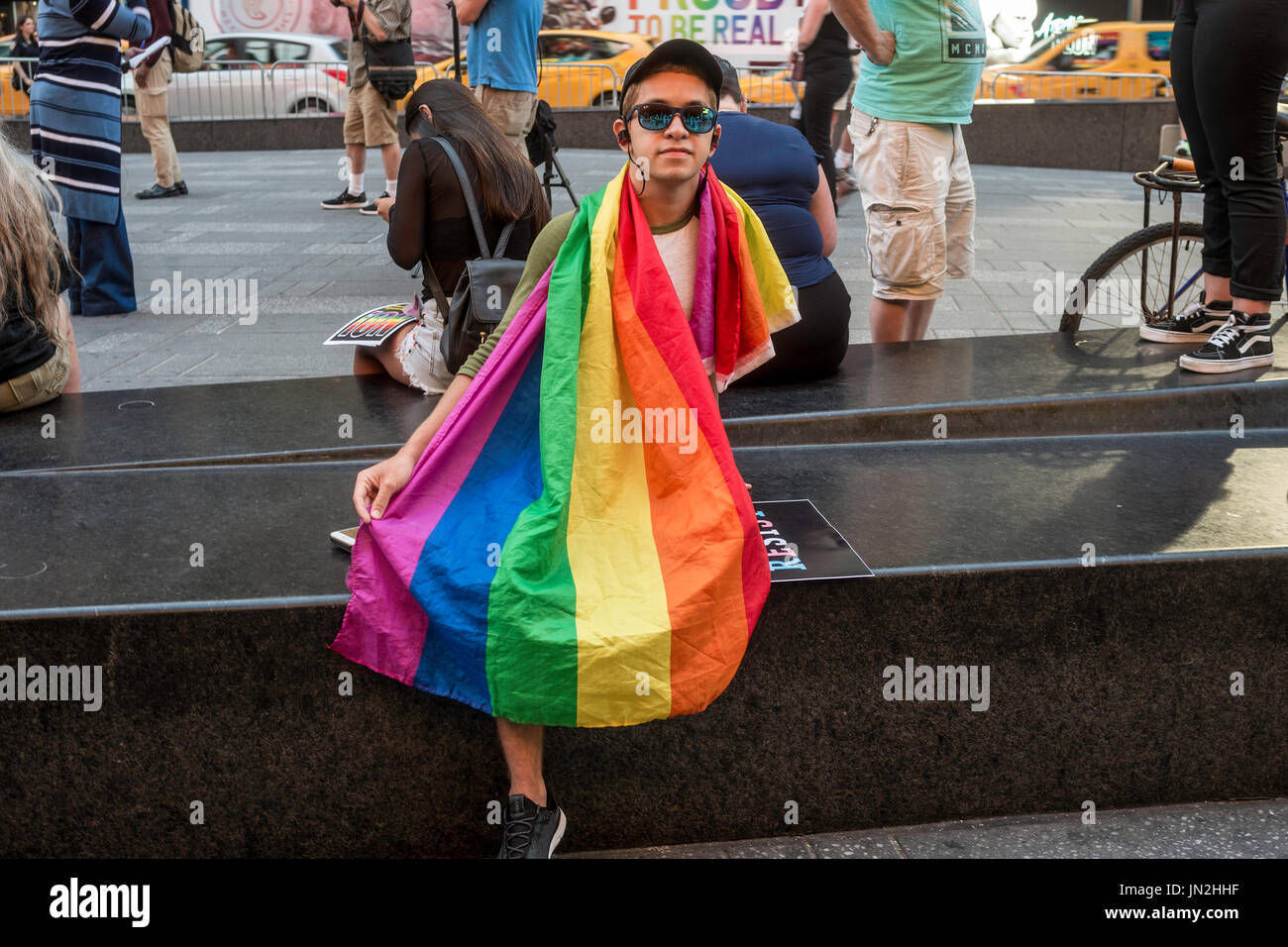 New York, NY kamen 26. Juli 2017 als Reaktion auf Präsident Trump Tweet Verbot Transgender Menschen von den militärischen Befürworter, Aktivisten und Verbündete in der Military Recruitment Center am Times Square aus Protest. © Stacy Walsh Rosenstock/Alamy Live-Nachrichten Stockfoto