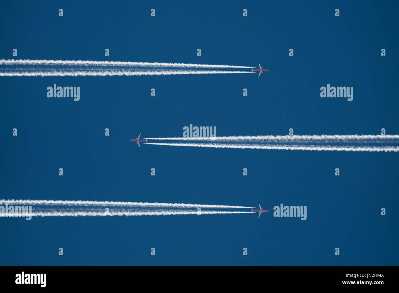 Farbe Bild von drei Flugzeuge / Flugzeuge hoch in den Himmel mit sichtbarer Dampf/Kondensstreifen. Credit: LEE RAMSDEN/ALAMY Stockfoto