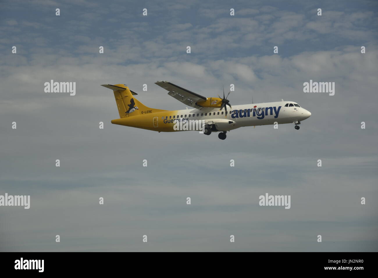 Eine ATR 72 500 von Kanal Inseln Aurigny Airlines kommt am Flughafen London Gatwick von Guernsey. Stockfoto