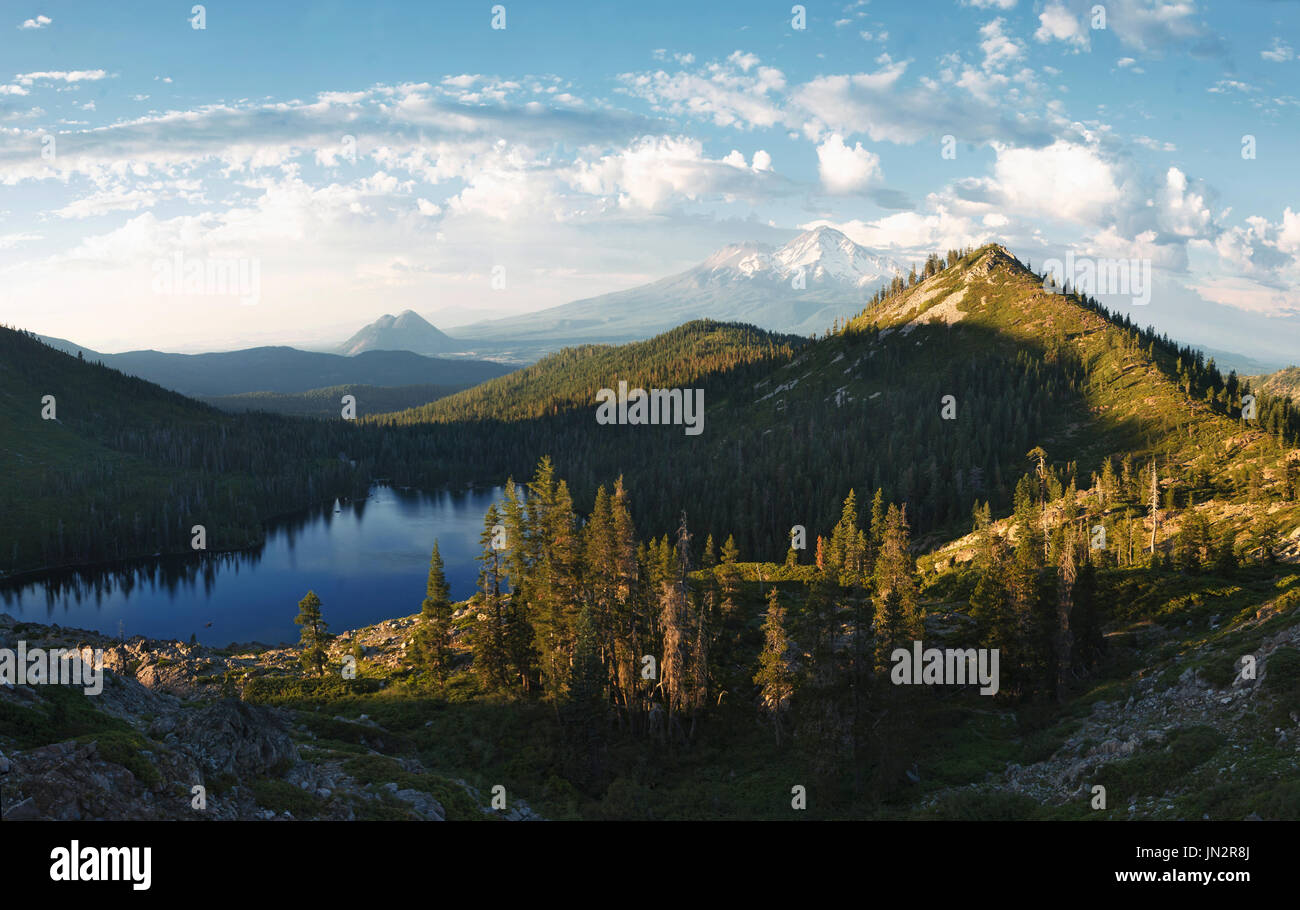 Panorama von Mt. Shasta von Heart Lake Stockfoto