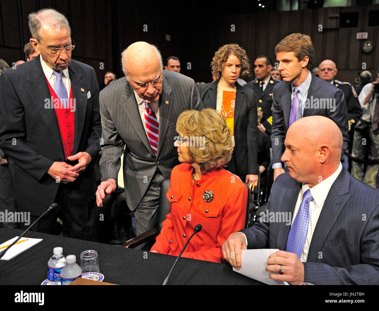 Vereinigte Staaten Senator Chuck Grassley (Republikanische von Iowa), links, das Ranking Mitglied und Vorsitzender Patrick Leahy (Demokrat von Vermont), Mitte links, ehemaliger US-amerikanischer Gabrielle Giffords (Demokrat von Arizona), unten in der Mitte, am Zeugnis Tisch überprüft wie sie bereitet, eine Aussage zu lesen, bevor U.s. Senate Committee on der Justiz Anhörung berechtigt? Was sollte Amerika über Waffengewalt tun? auf dem Capitol Hill in Washington, D.C. am Mittwoch, 30. Januar 2013. Ihr Ehemann, Hauptmann Mark Kelly, Vereinigte Staaten Marine (Retired), die Amerikaner für verantwortliche Lösungen, Recht, accompan Stockfoto