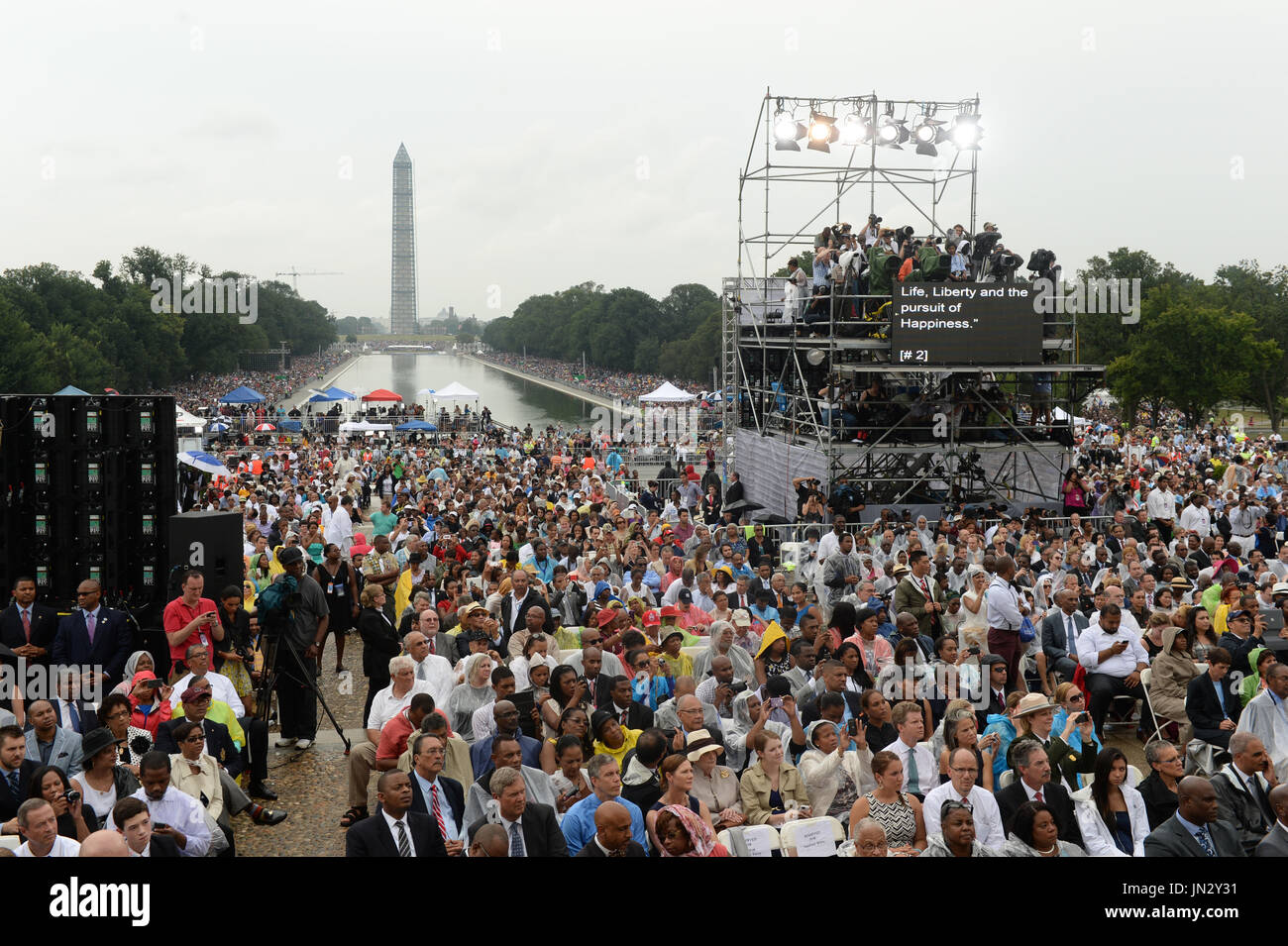 Eine Menge jubelt, als US-Präsident Barack Obama (nicht abgebildet) Bemerkungen während der Veranstaltung "Let Freedom Ring" Gedenken am Lincoln Memorial in Washington DC, USA, 28. August 2013 liefert. Die Veranstaltung wurde von der späten Dr. Martin Luther King Jr., zum Gedenken an den 50. Jahrestag der 28. August 1963 März auf Washington geführt wo er berühmte Rede "I Have a Dream" gab. Bildnachweis: Michael Reynolds / Pool über CNP Stockfoto