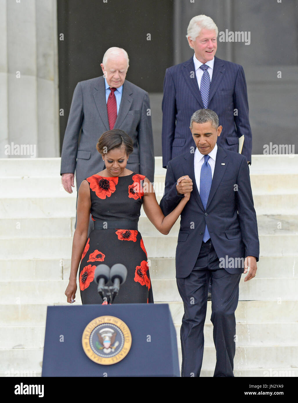 US-Präsident Barack Obama, First Lady Michelle Obama und ehemaligen US-Präsidenten Jimmy Carter und Bill Clinton kommen bei der Let Freedom Ring-Zeremonie auf den Stufen des Lincoln Memorial zum Gedenken an den 50. Jahrestag des Marsches auf Washington für Jobs und Freiheit Credit: Ron Sachs / CNP Stockfoto