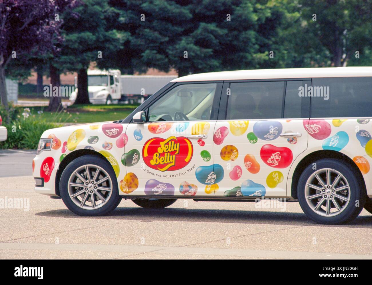 Ein Auto ist mit dem Jelly Belly Logo und Bilder der Gummibärchen in der Jelly Belly Candy Company-Fabrik in Fairfield, Kalifornien, 7. Juni 2017 eingerichtet. Stockfoto
