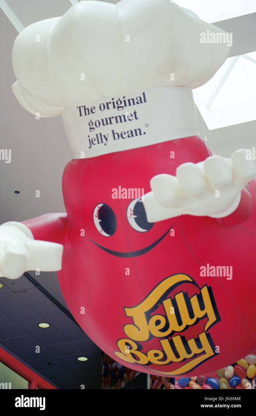 Eine riesige aufblasbare Jelly Belly Maskottchen fliegt durch den wichtigsten Atrium in der Jelly Belly Candy Company-Fabrik in Fairfield, Kalifornien, 7. Juni 2017. Stockfoto