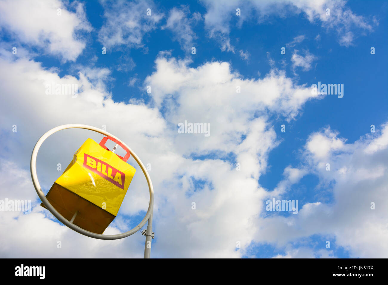 Zeichen der Billa Supermarkt (shopping Bag), Wolken, Zentralraum Oberösterreich, Oberösterreich, Österreich Stockfoto