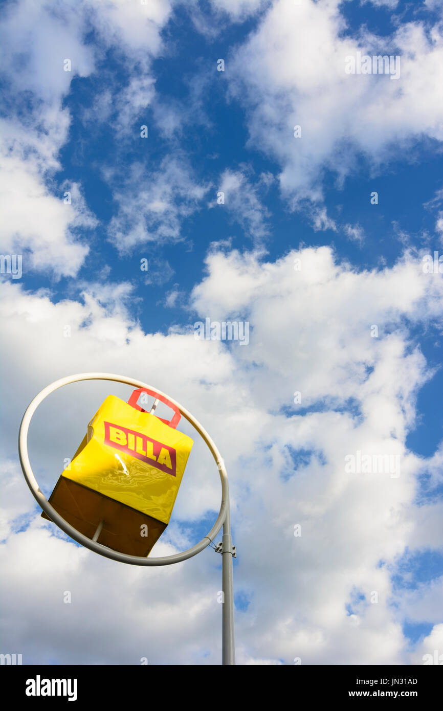 Zeichen der Billa Supermarkt (shopping Bag), Wolken, Zentralraum Oberösterreich, Oberösterreich, Österreich Stockfoto