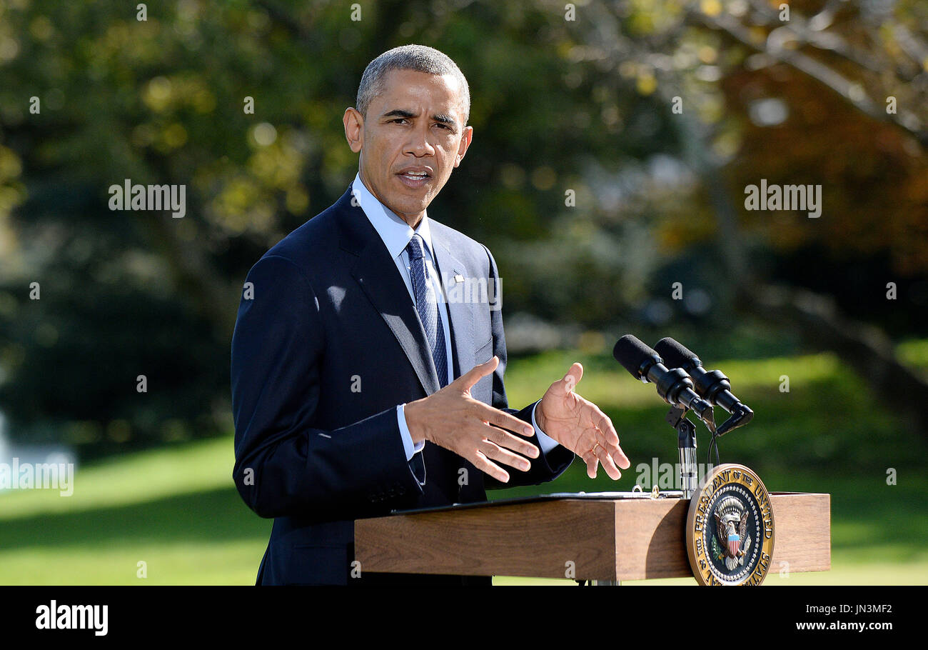 US-Präsident Obama liefert eine Aussage über Ebola aus dem Süden Rasen des weißen Hauses in Washington, D.C. auf Dienstag, 28. Oktober 2014. In seiner Rede betonte der Präsident Amerika "entfernt von Führung scheuen kann nicht". Er reiste nach Milwaukee für Veranstaltungen der Kampagne, und soll heute Abend zurückkehren. Bildnachweis: Olivier Douliery / Pool über CNP Stockfoto