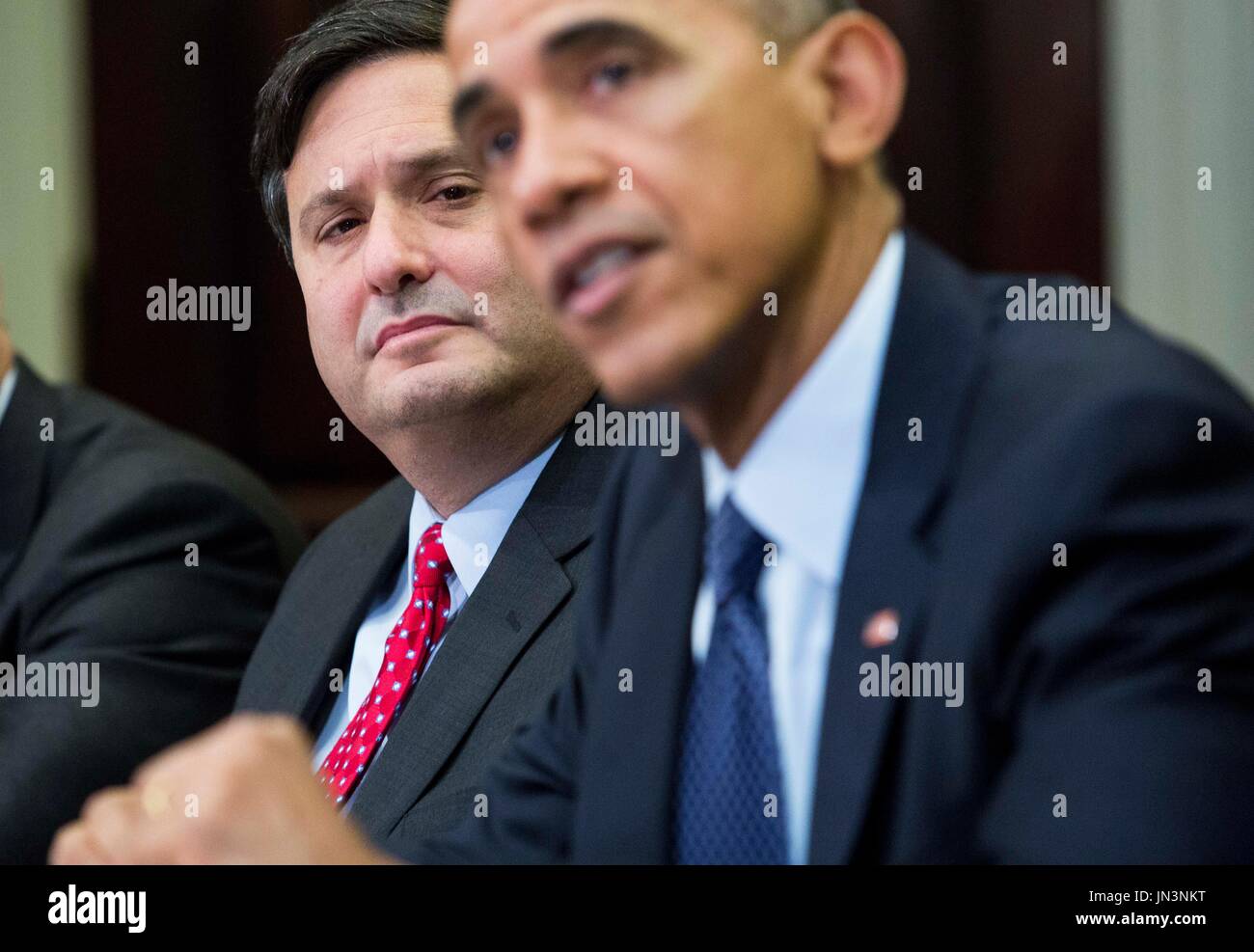 Sehen Sie von links: Ron Klain, Ebola-Response Coordinator zu, wie US-Präsident Barack Obama spricht zu den Medien während eines Treffens mit seinen nationalen Sicherheit und der öffentlichen Gesundheit Teams über die Regierung von Ebola, im Roosevelt Room des weißen Hauses, am 18. November 2014, in Washington, DC. Präsident Obama fordert Kongress, $ 6,2 Milliarden im Notfall Ausgaben zur Bekämpfung von Ebola in Westafrika zu genehmigen. Bildnachweis: Drew Angerer / Pool über CNP Stockfoto