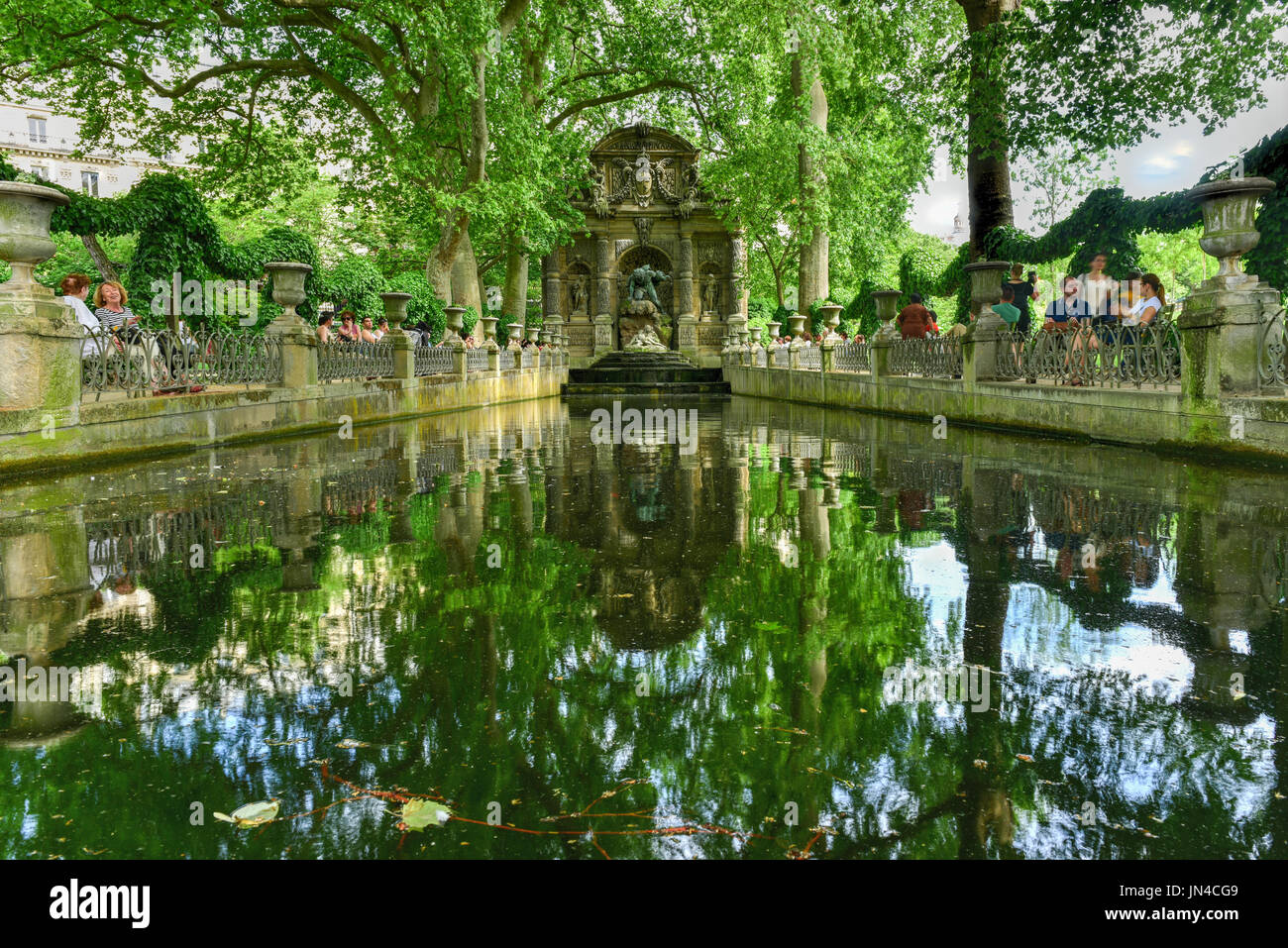 Paris, Frankreich - 17. Mai 2017: The Medici-Brunnen, Springbrunnen im Jardin du Luxembourg im 6. Arrondissement in Paris, Frankreich. Stockfoto