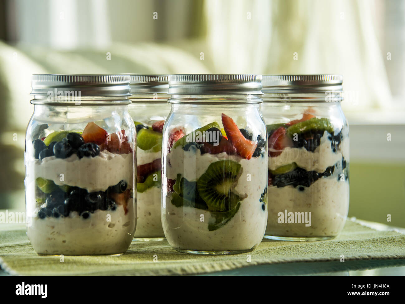 Obst und Joghurt Parfaits in eine sonnige Küche Stockfoto