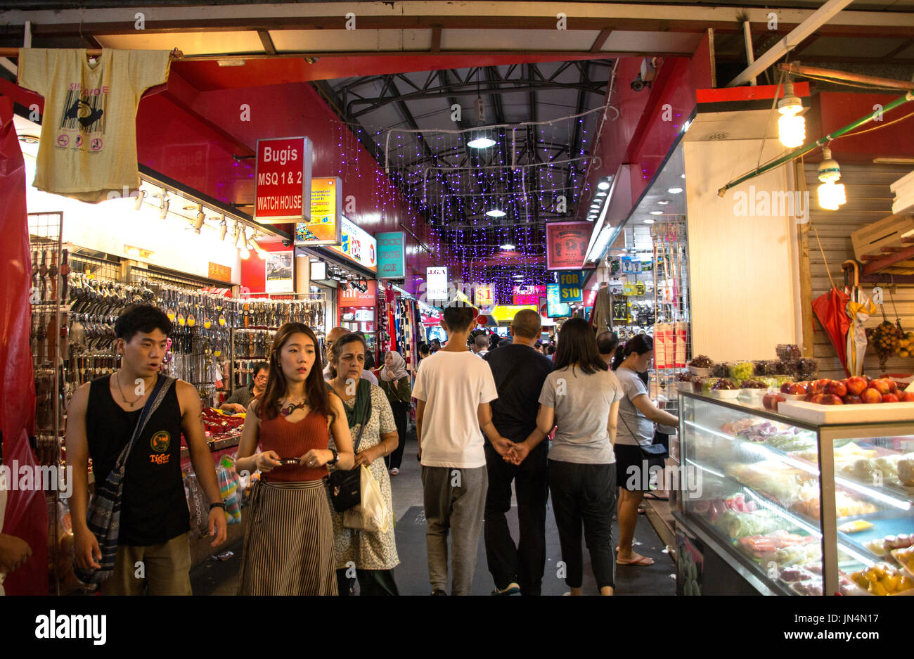 Touristen und Einheimische in Bugis Street Market, der größte Markt in Singapur, Bugis, Singapur, China, Singapur, Shopping, PRADEEP SUBRAMANIAN Stockfoto