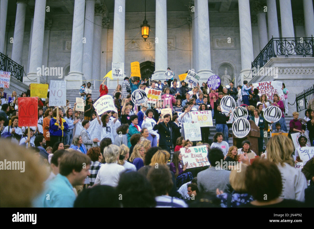 Demonstranten von der nationalen Organisation bestätigen für Frauen auf den Osten Stufen des United States Capitol in der Hoffnung, ein negatives Ergebnis bei der US-Senat-Abstimmung beeinflussen einzuberufen Richter Clarence Thomas Richter des Supreme Court in Washington, DC am 15. Oktober 1991 zu. Die Abstimmung war 52-48 in Thomas Gunst. Bildnachweis: Ron Sachs / CNP Stockfoto