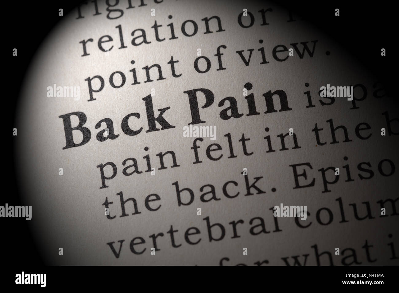 Wörterbuch, Wörterbuch-Definition des Wortes Rückenschmerzen vortäuschen. einschließlich der wichtigsten beschreibende Wörter. Stockfoto