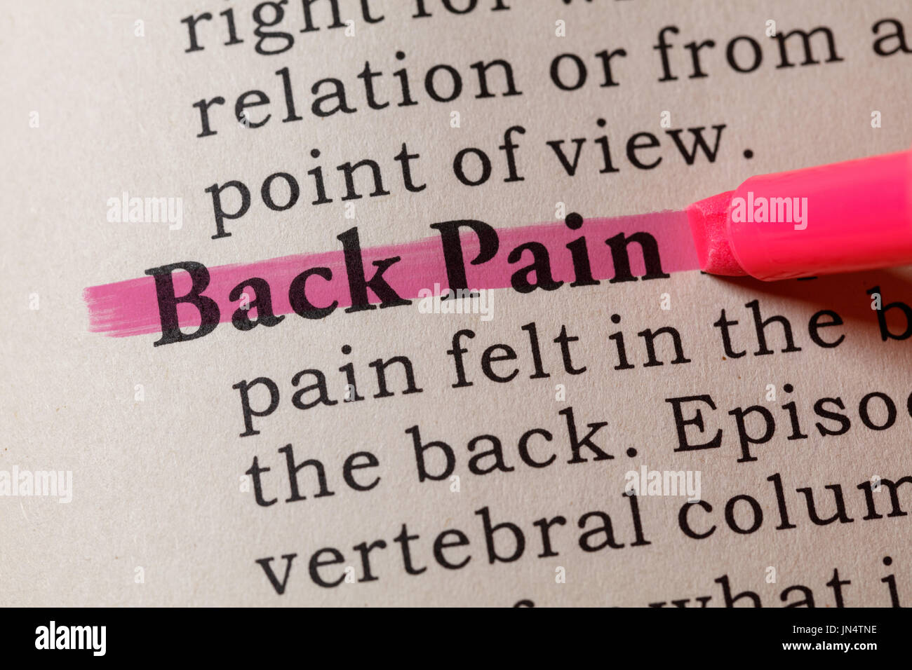 Wörterbuch, Wörterbuch-Definition des Wortes Rückenschmerzen vortäuschen. einschließlich der wichtigsten beschreibende Wörter. Stockfoto