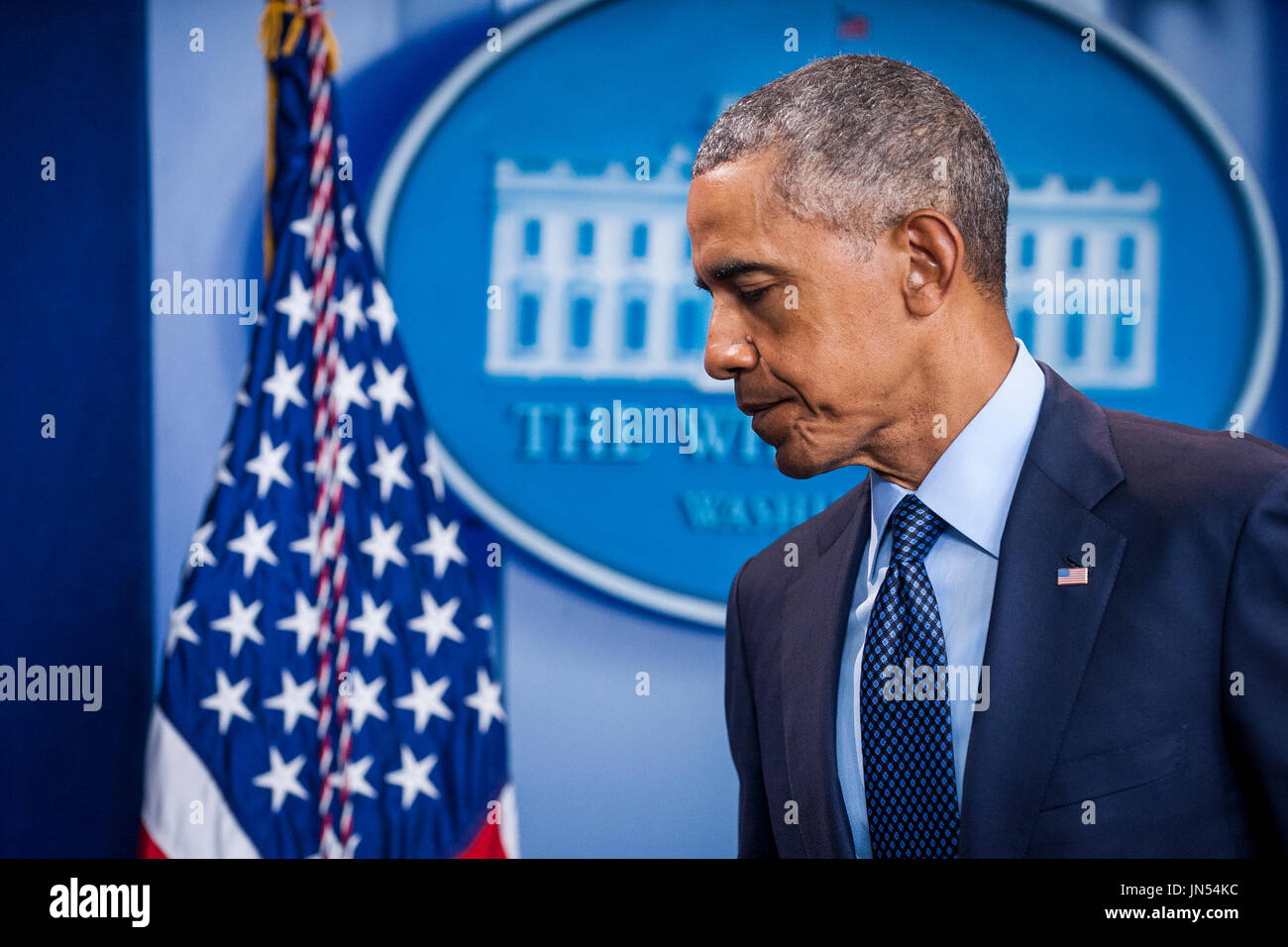 US-Präsident Barack Obama verlässt Brady Press Briefing-Raum nach einem Gespräch mit Reportern in Washington, District Of Columbia, Vereinigte Staaten, auf Sonntag, 12. Juni 2016, über die tödlichen Schießerei der nachts bevor in einem Schwulen Nachtclub in Orlando FL. ca. 50 Menschen ums Leben kamen und mindestens 53 weitere wurden verletzt, in was scheint zu sein, die tödlichsten Masse Dreharbeiten in US Geschichte.  Bildnachweis: Pete Marovich / Pool über CNP Stockfoto