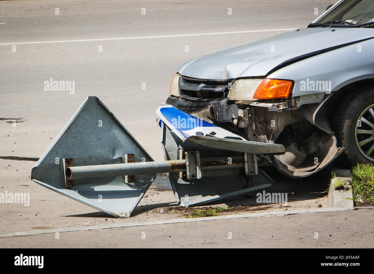 ein betrunkener Fahrer lief das Stop-Schild auf den Zebrastreifen. Der Unfall in der Stadt unterwegs Stockfoto