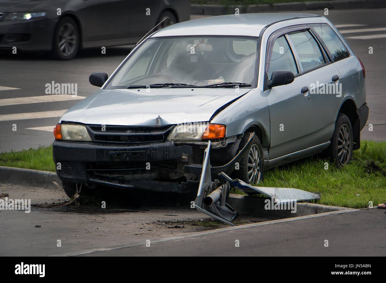 ein betrunkener Fahrer lief das Stop-Schild auf den Zebrastreifen. Der Unfall in der Stadt unterwegs Stockfoto