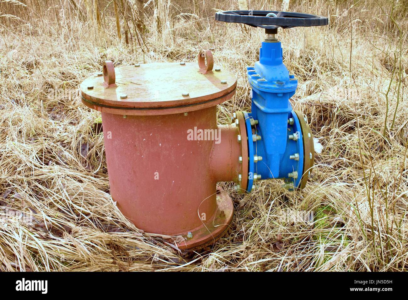 Ausbau Altleitung Getränk Wasserleitungen mit neuen blauen Ventil und neue blaue gemeinsame Mitglieder beigetreten. Neue Ablassventil. Metall korrodiert Textur. Stockfoto