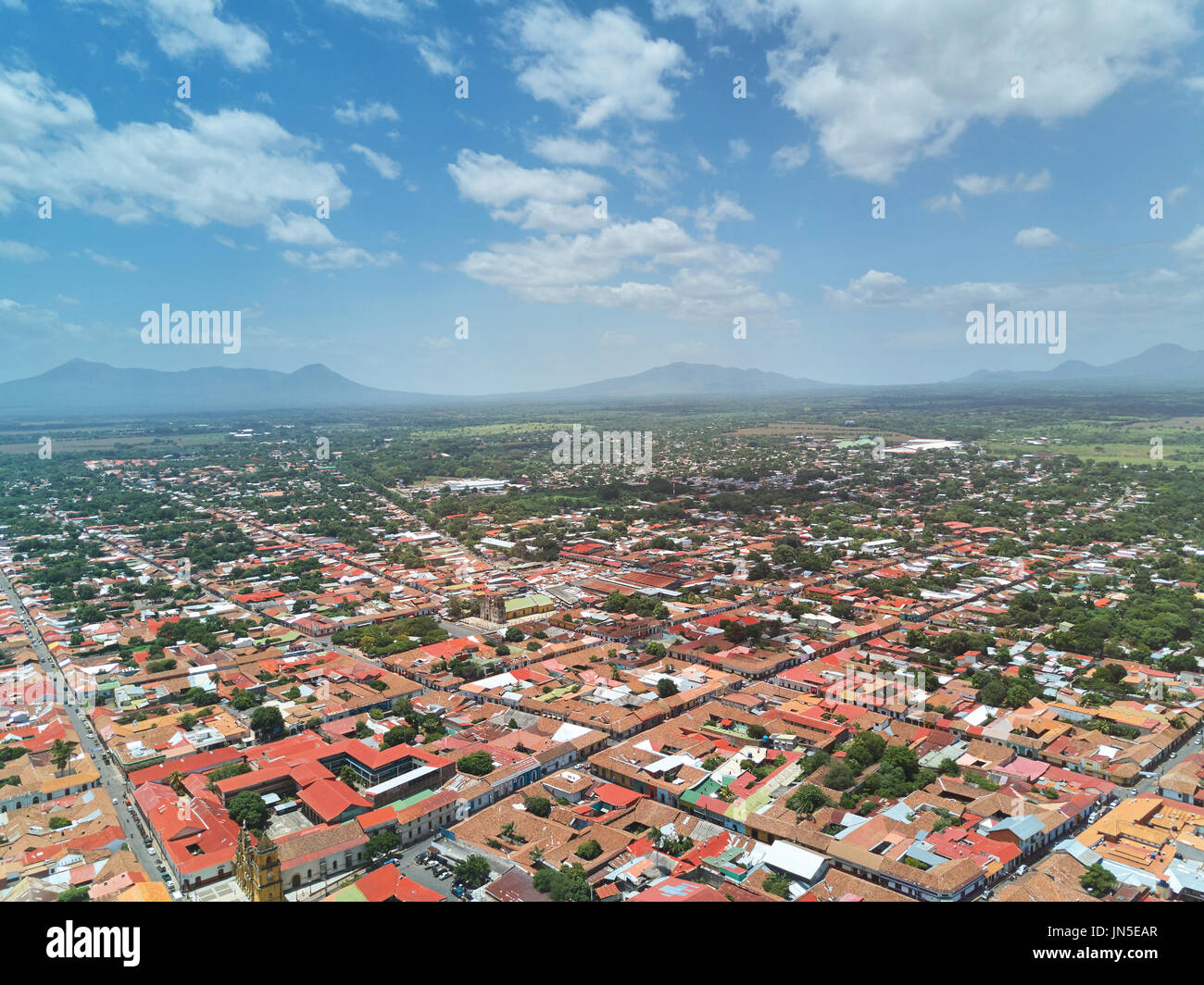 Häuser in Leon Stadt in Nicaragua über Drohne anzeigen. Reiseziel in Nicaragua Stockfoto