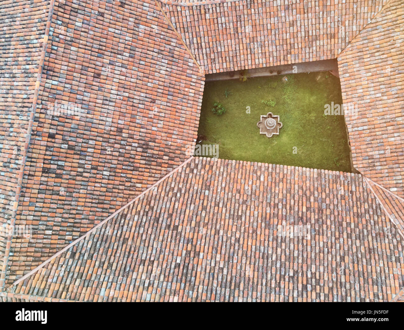 Grüner Garten rund um Dach rot Fliesen Ansicht Luftbild Drohne Stockfoto