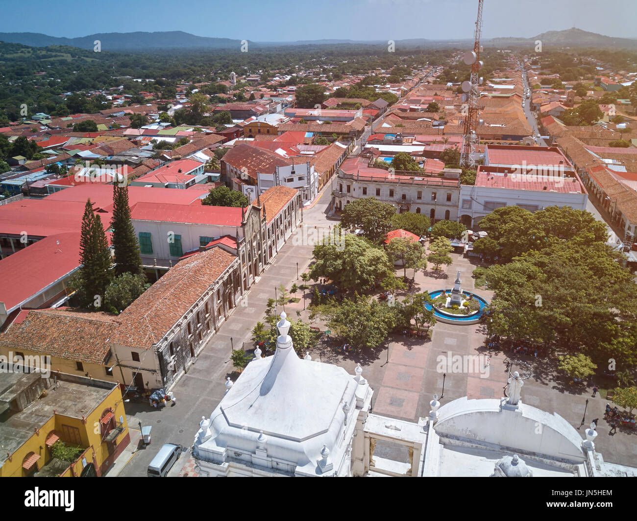 Luftaufnahme des zentralen Platzes von Leon Stadt. Reiseland Nicaragua Stockfoto