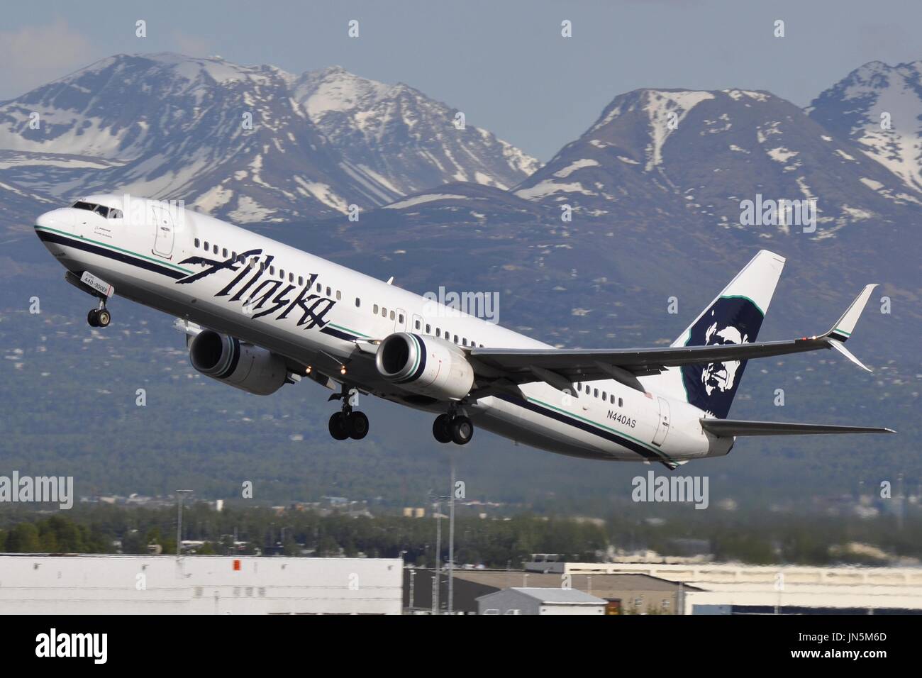 ALASKA AIRLINES 737 KLETTERN AUS ANCHORAGE Stockfoto