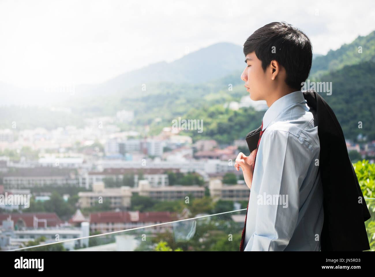 Business-Mann stehen schließen Ihre Augen und entspannen. Nach einem erfolgreichen Unternehmen Verhandlungen mit blur, der sein großes Projekt-Hintergrund Stockfoto