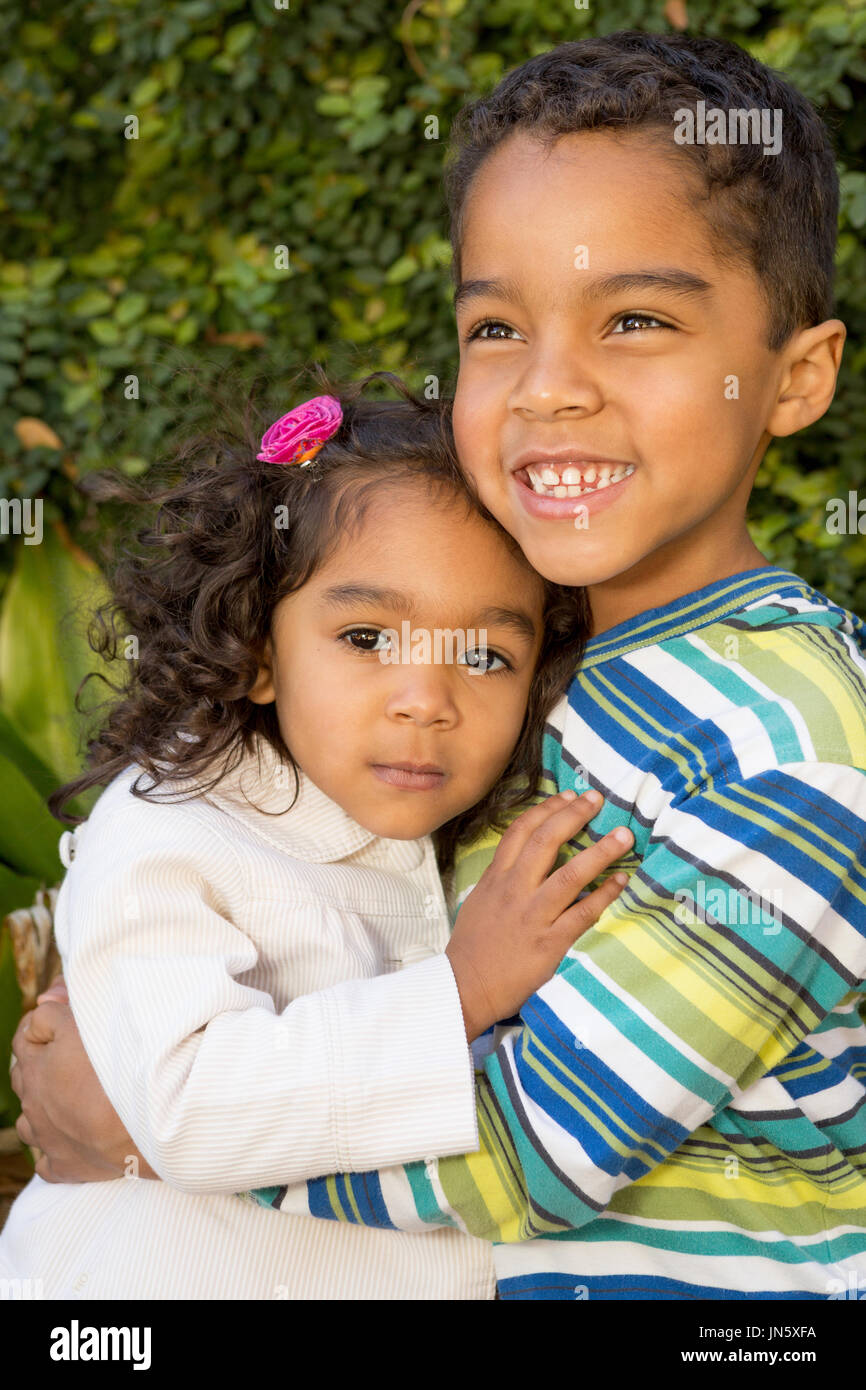 Hispanische Bruder und Schwester. Stockfoto