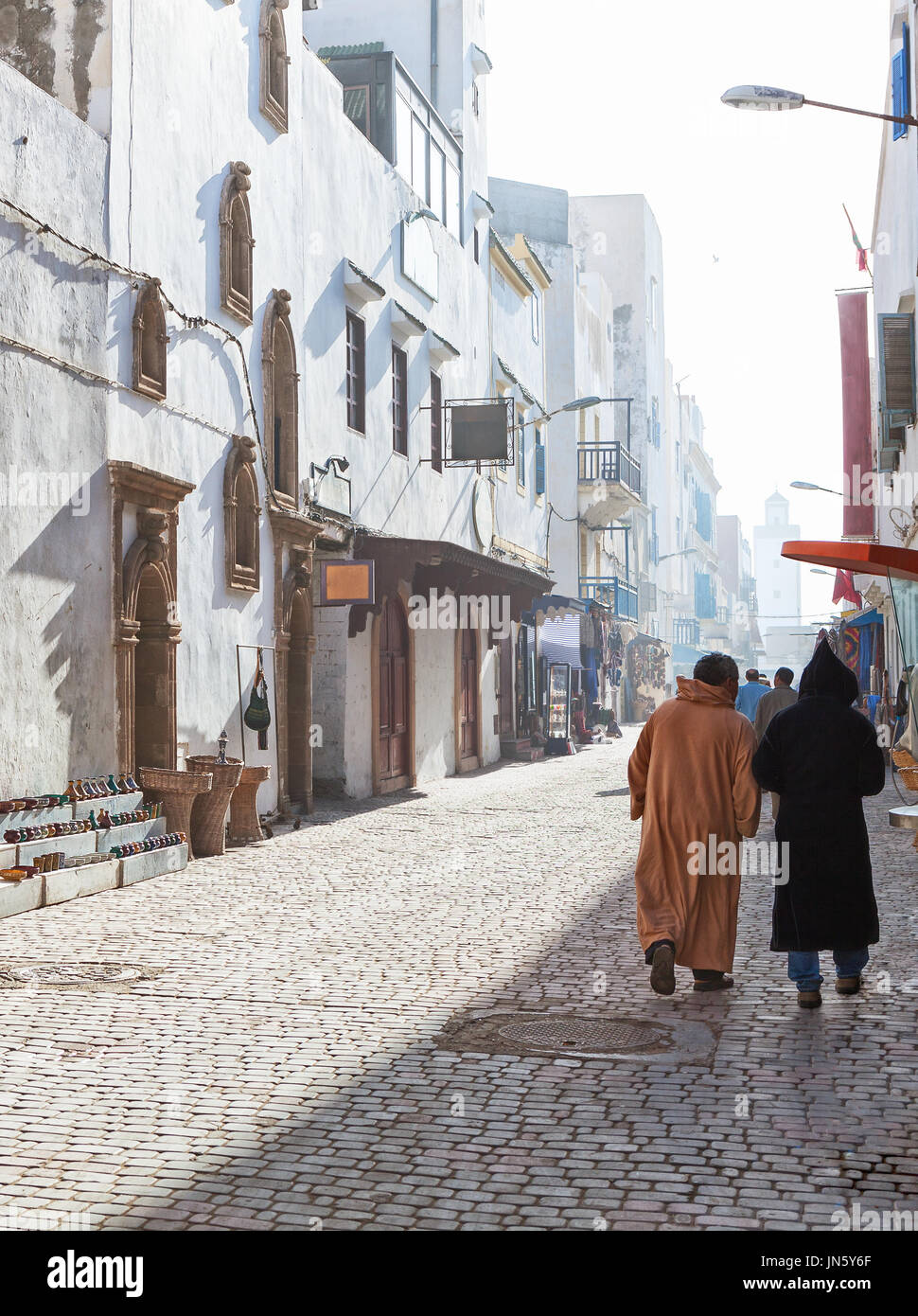 Ohne Eile Stadtleben in nebligen sonnigen Morgen auf shopping street, Medina von Essaouira, Marokko. Stockfoto
