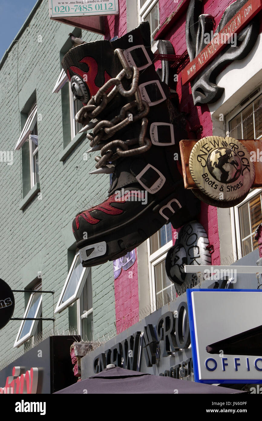 Camden Market High Street - Riesen Boot auf Display des Shop - London UK  Stockfotografie - Alamy